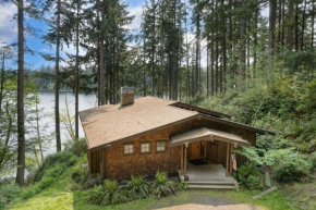Goss Lake Chalet by AvantStay Lakefront w Dock